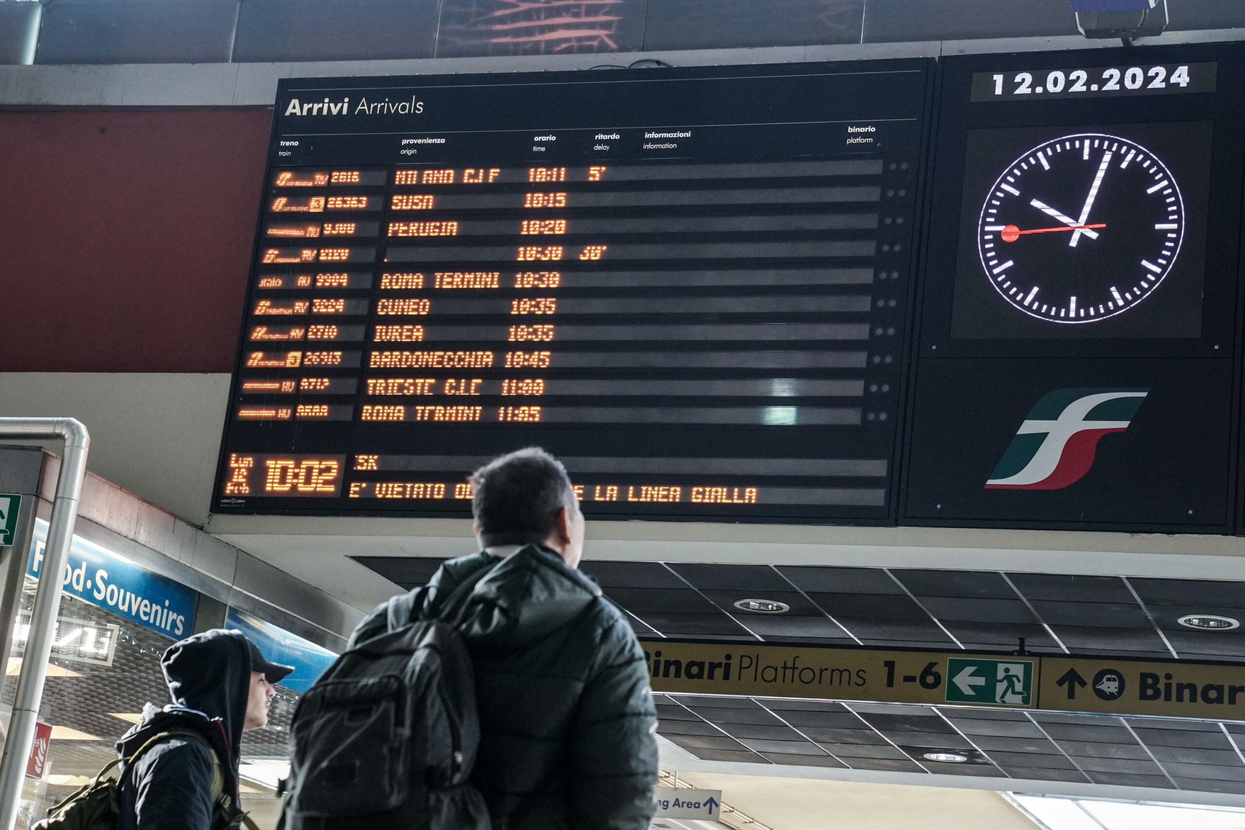 Sciopero trasporti 23 febbraio 2024, treni a rischio: possibili disagi per chi viaggia con Trenitalia e Italo. Orari e fasce di garanzia