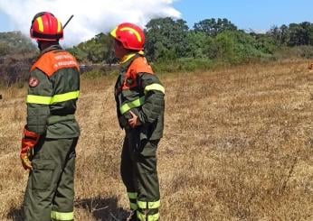 Cagliari, incendio sui monti a Sarroch: evacuate le case, fiamme alimentate dal vento