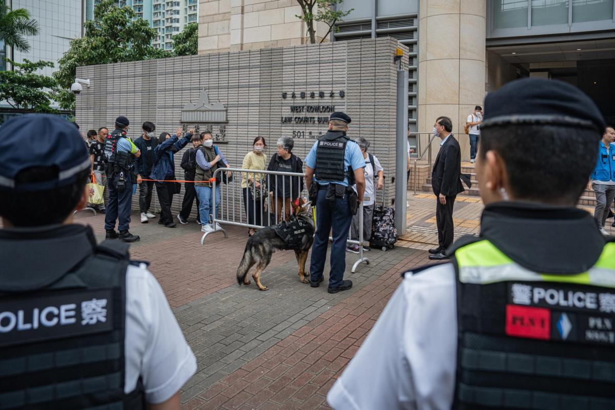 Hong Kong, 14 attivisti pro democrazia giudicati colpevoli di sovversione nel più grande caso di sicurezza nazionale