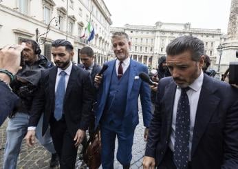 Dimissioni Spano, Giuli a colloquio a Palazzo Chigi: “Clima di mostrificazione”, e ai giornalisti cita un film: “L’apparenza inganna”