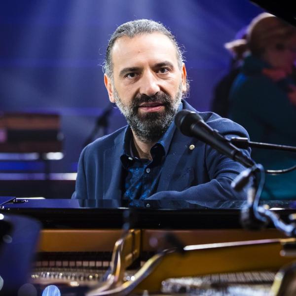 Stefano Bollani annuncia i concerti del 2025: il pianista arriva nei teatri italiani