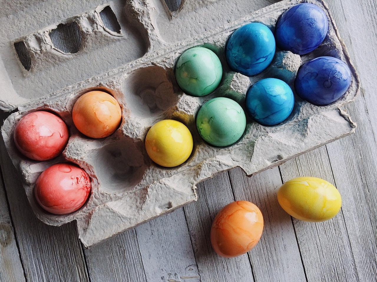 Come colorare le uova sode per Pasqua? Idee naturali per divertirsi con i bambini