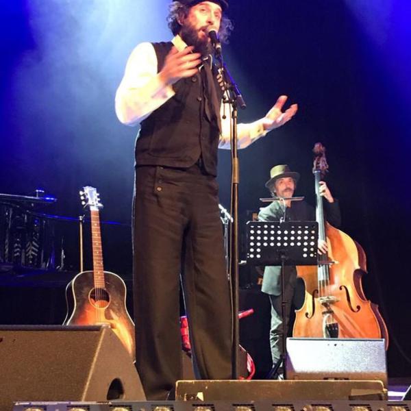 Vinicio Capossela torna a suonare live col tour Con i tasti che ci abbiamo