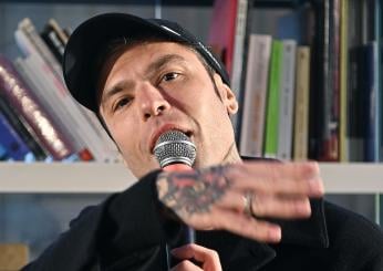 Fedez ha baciato una ragazza a Parigi? Il rapper risponde a Elisa De Panicis a Striscia la Notizia