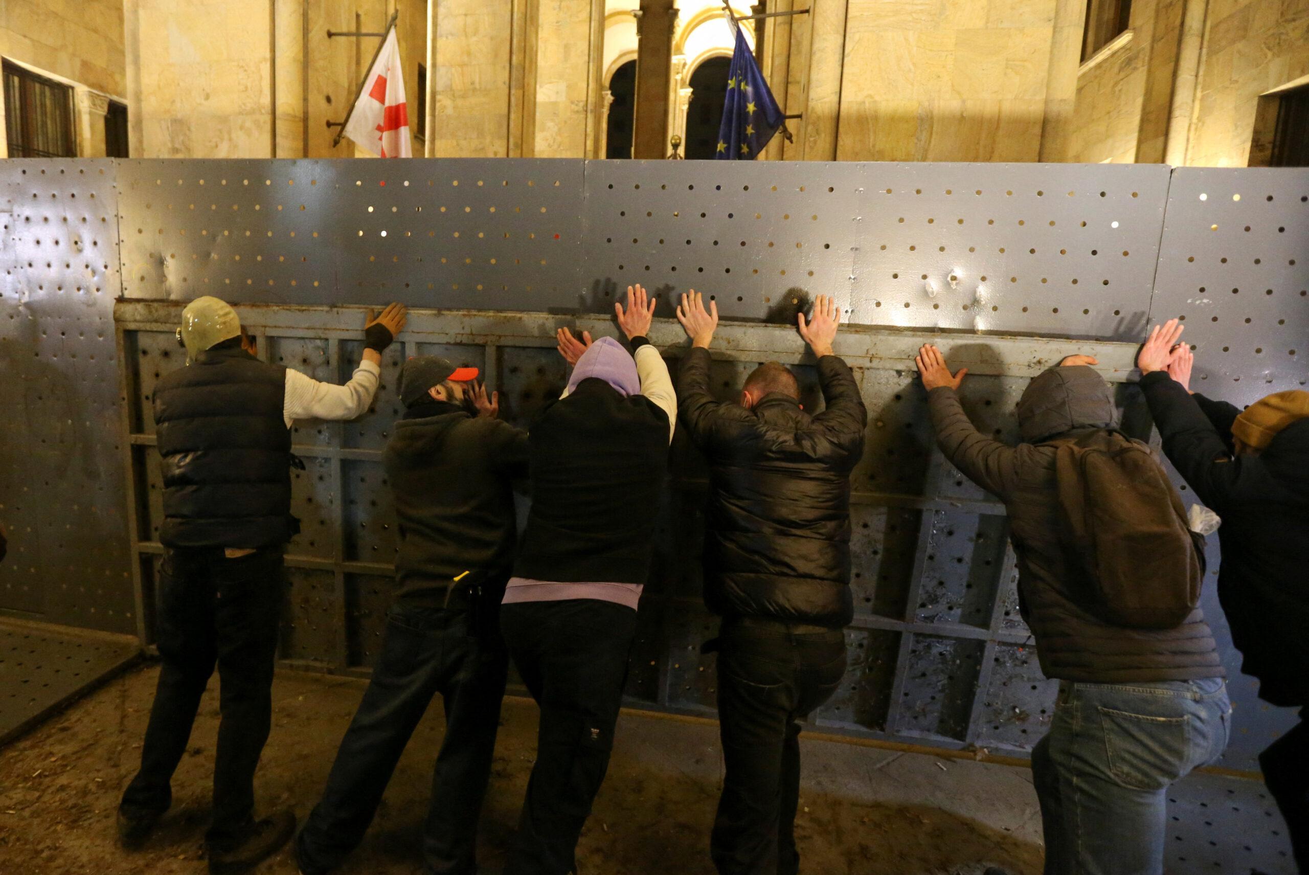 Georgia, manifestanti tentano irruzione nel Parlamento