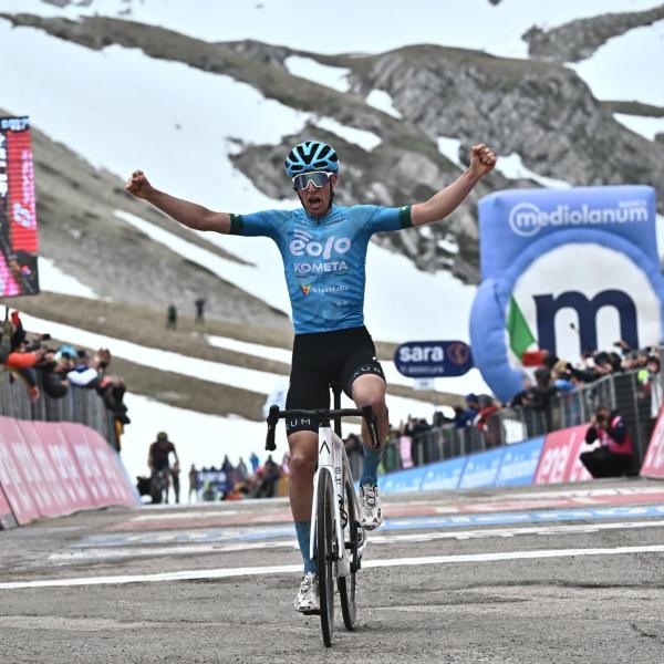 Giro d’Italia 2023, Davide Bais trionfa sul Gran Sasso: altra vittoria italiana