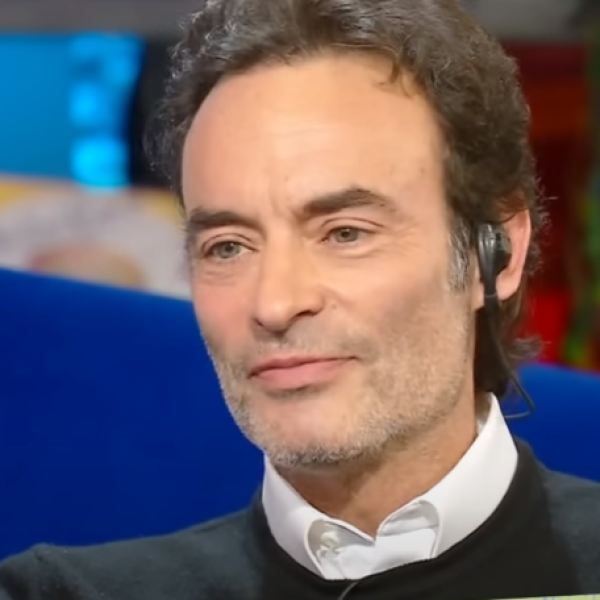 Anthony Delon: “Non è vero che mio padre Alain vuole morire. Mia sorella Anouchka mente”