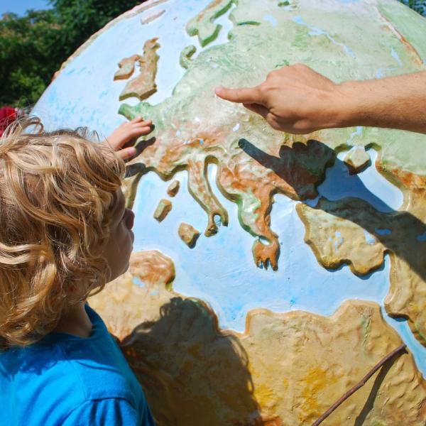 Worldschooling: cos’è la tendenza che sfrutta la conoscenza del mondo per imparare a scuola