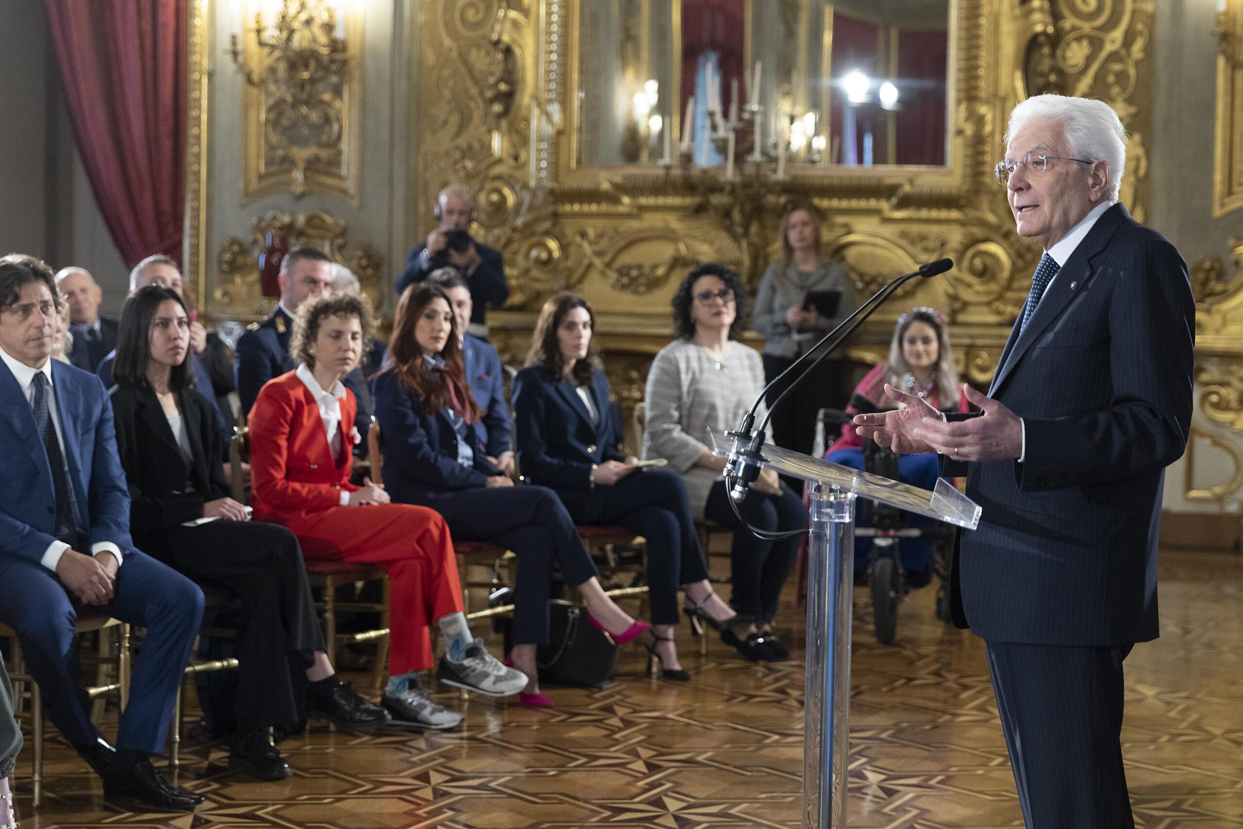 Quirinale, Mattarella premia gli eroi civili al merito: “Esempi di valori repubblicani”