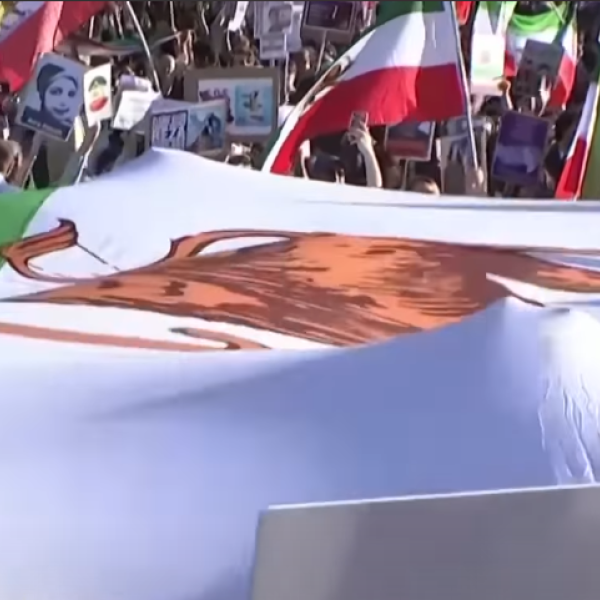 Germania, manifestazione dei dissidenti iraniani a Berlino dopo le elezioni presidenziali: presenti decine di migliaia di persone | VIDEO