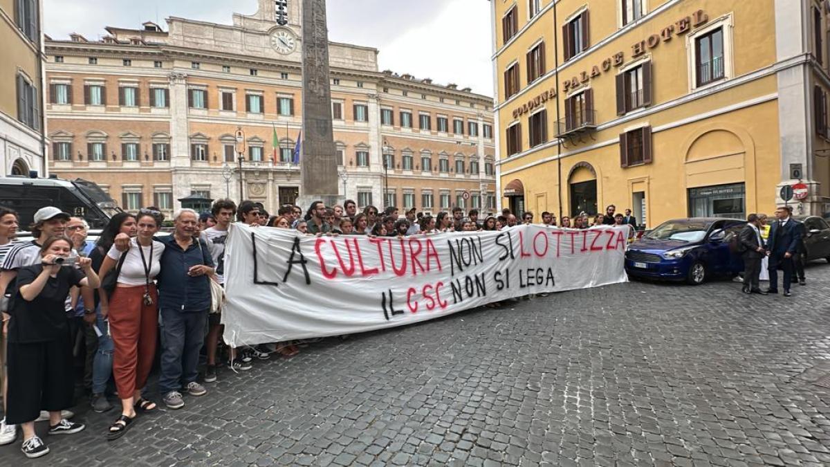 Manifestazione del comitato studentesco del CSC a Montecitorio cont…