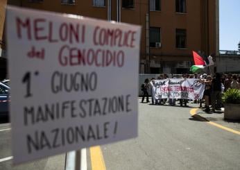 Roma, scontri tra manifestanti e polizia al corteo contro il governo di Piazza Vittorio: insulti e bombe carta da Castro Pretorio | VIDEO