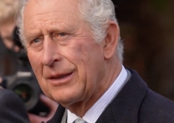 Regno Unito, Carlo III alla Messa Pasquale: il sovrano sorride affiancato dalla moglie Camilla, assenti William e Kate | VIDEO