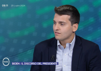 Francesco Giubilei chiama Kamala Harris ‘candidato’: ma viene corretto dalla giornalista di ‘Omnibus’: “Qual è il problema con il femminile?”