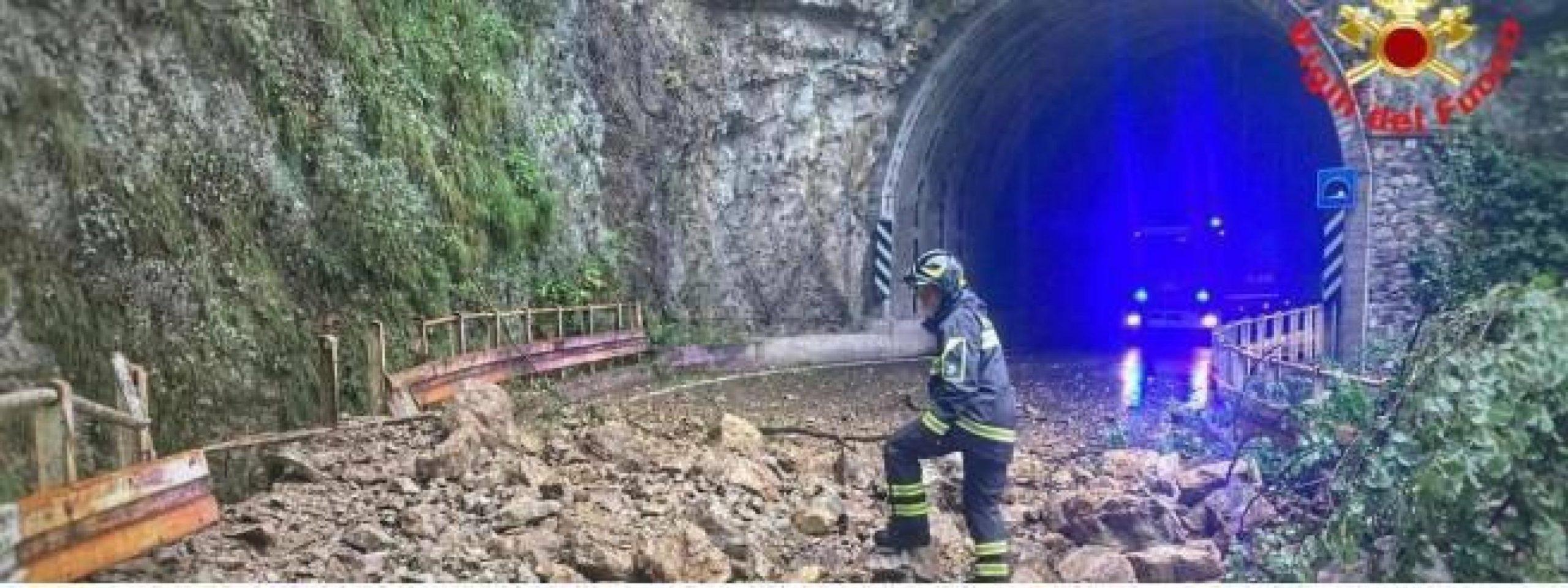 Frana Lecco-Ballabio, macigni sulla Statale 36. Bloccato ingresso in galleria