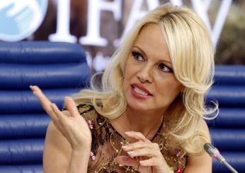 Pamela Anderson si esprime sul MeToo: “Mia madre mi ha insegnato a non andare in albergo con uno sconosciuto”