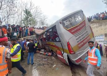 Bangladesh, autobus finisce in un fossato: almeno 19 morti e 25 feriti