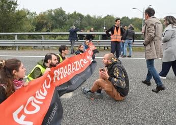 Ultima Generazione blocca A4 oggi 19 ottobre 2023: autostrada Torino-Milano in tilt