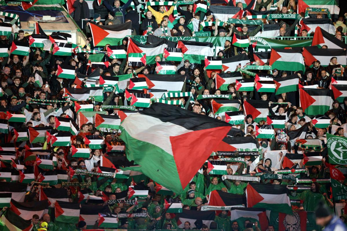 Celtic, bandiere pro Palestina in curva: sospeso un gruppo di tifosi