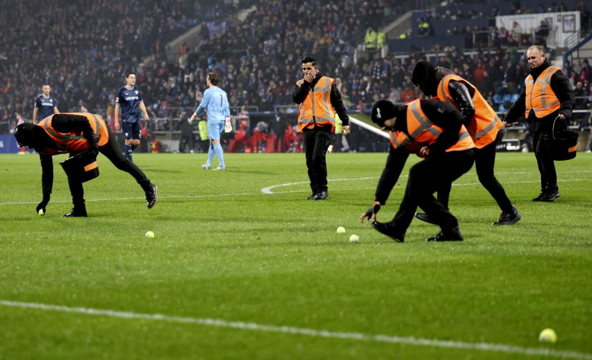 Bayern Monaco, palline da tennis in campo: partita sospesa per protesta, poi la sconfitta col Bochum