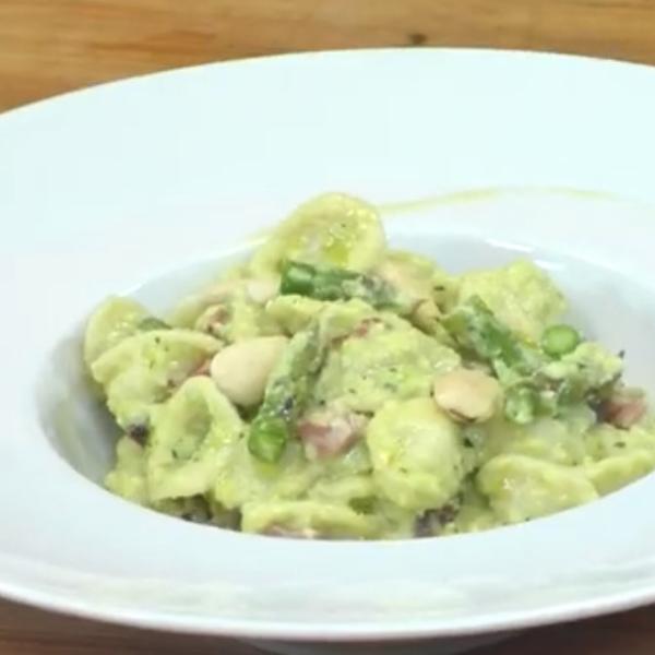 Pasta asparagi e speck, la video ricetta