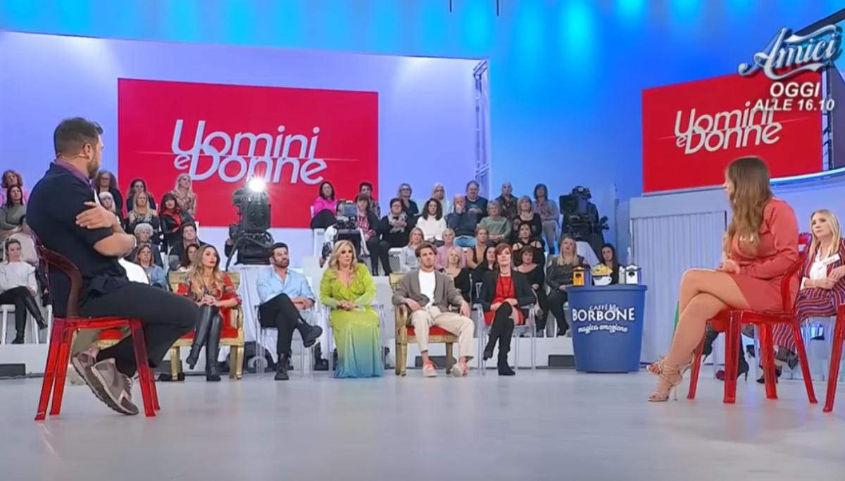 Anticipazioni Uomini e donne oggi 16 febbraio: un’amata coppia torna nel dating show