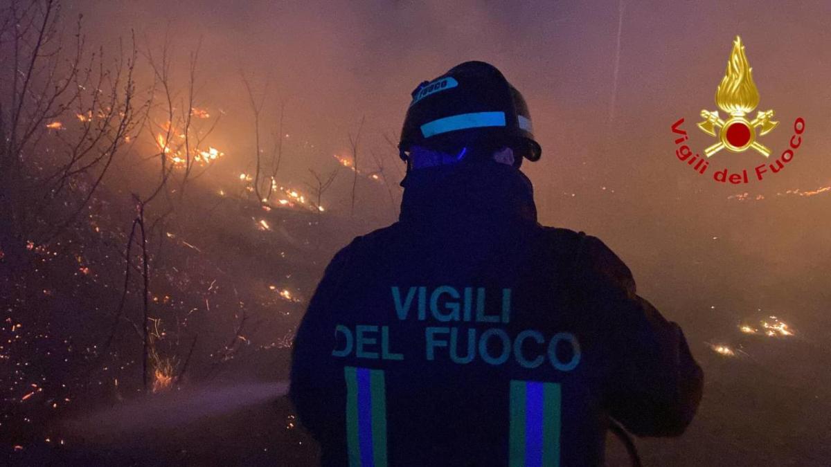 Giavera di Montello in fiamme, paura e preoccupazione tra i residen…