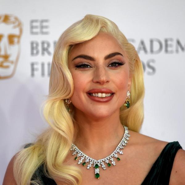 Lady Gaga, il post pubblicitario di un farmaco scatena le polemiche