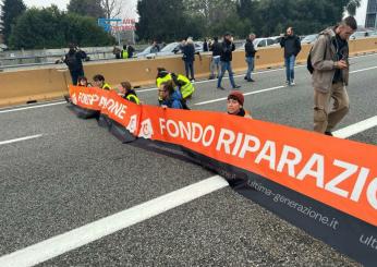 Catania, Ultima Generazione getta vernice rossa sulla fontana dei Malavoglia e blocca il traffico dopo la protesta dell’8 novembre