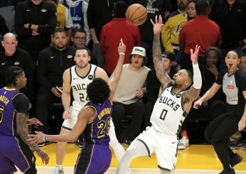 NBA, Lillard quarto nella classifica all-time delle triple. Vincono però i Lakers contro i Bucks: Dinwiddie e Russell decisivi | VIDEO