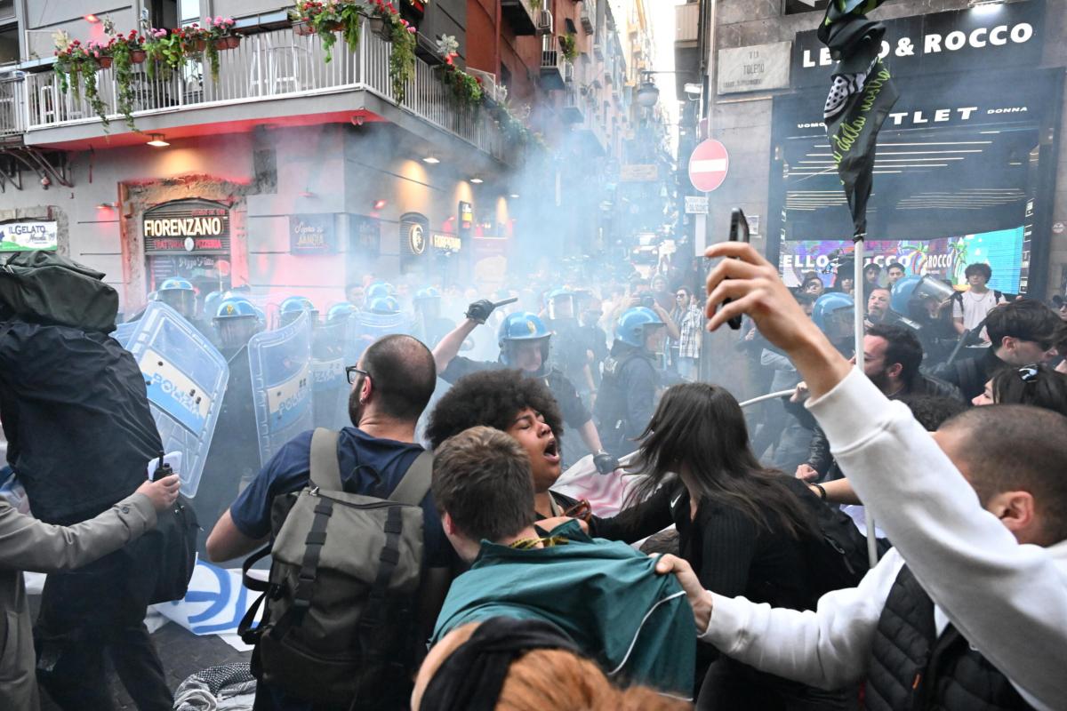 Napoli, scontri tra manifestanti e Polizia durante un corteo contro la Nato. Feriti tre giovani a colpi di manganello