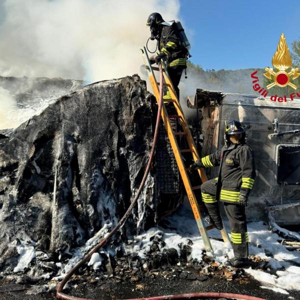 Palermo, tir in fiamme nella notte in una ditta di autotrasporti: indagini in corso. Possibile incendio doloso?