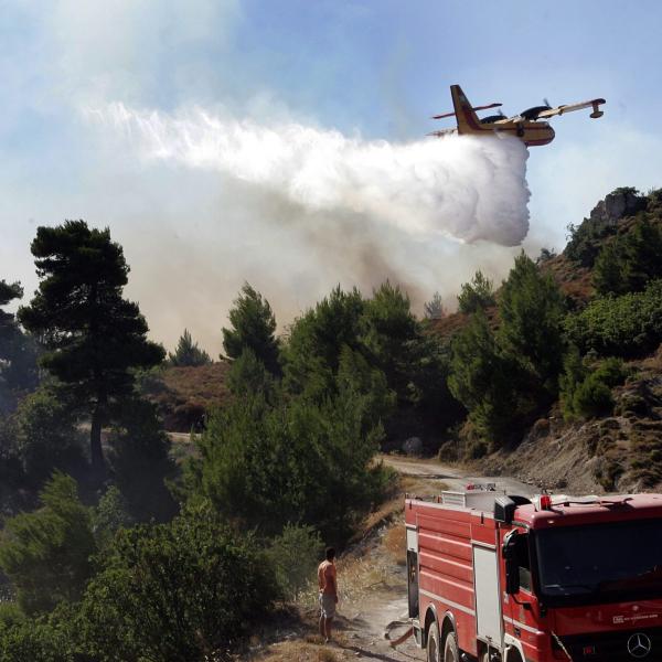 La Grecia brucia: incendi ad Atene, Stamata e Keratea. Morto un 45enne mentre scappava dalle fiamme | VIDEO