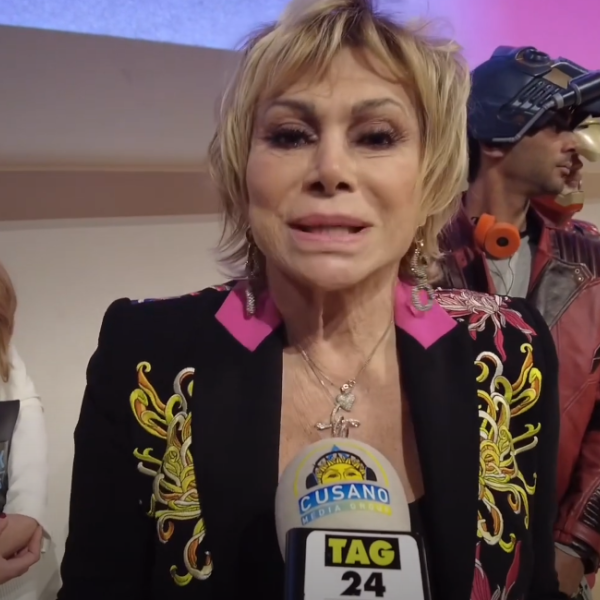 Carmen Russo su Luxuria all’Isola dei Famosi: “Si merita la conduzione, mi dispiace per la Blasi ma serve novità”. E sulla crisi con Enzo Paolo: “Tutte fake news”| VIDEO