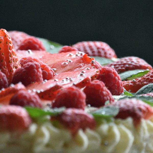 Festa della mamma, ecco la ricetta per la torta cuore panna e fragole