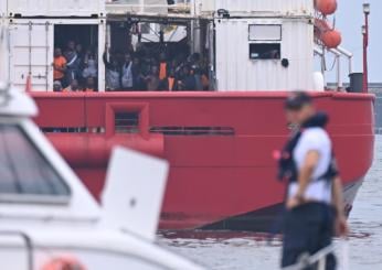 Napoli, sbarcata la Ocean Viking: 254 migranti a bordo