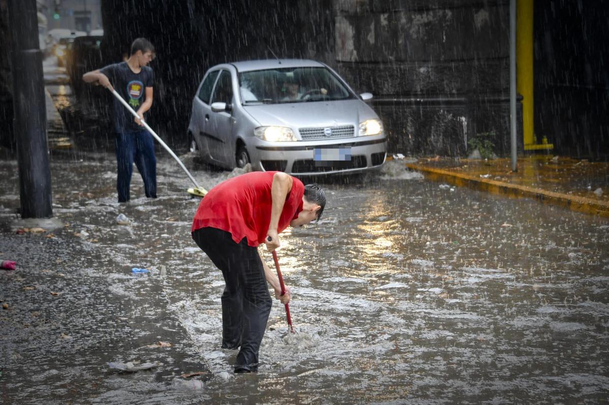 Napoli, bomba d’acqua sulla città. Disagi per la viabilità