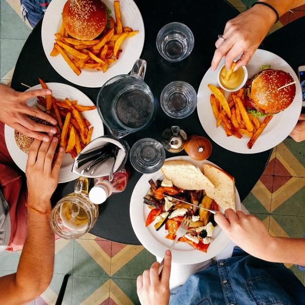 Perché mangiando alcuni alimenti aumenta la fame?