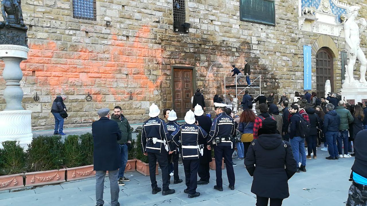 Firenze, attivisti di Ultima Generazione imbrattano Palazzo Vecchio