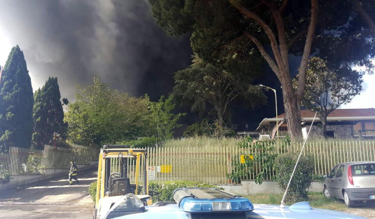 Ardea, incendio oggi in una discarica abusiva di pneumatici, nube nera avvolge i Castelli romani