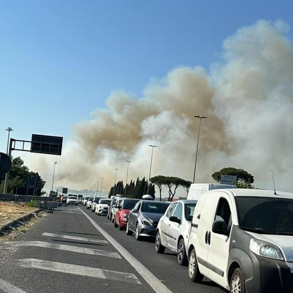 Incendio a Roma al parco del Pineto, il fumo vicino al Gemelli: l’intervento con l’elicottero dei Vigili del Fuoco | VIDEO