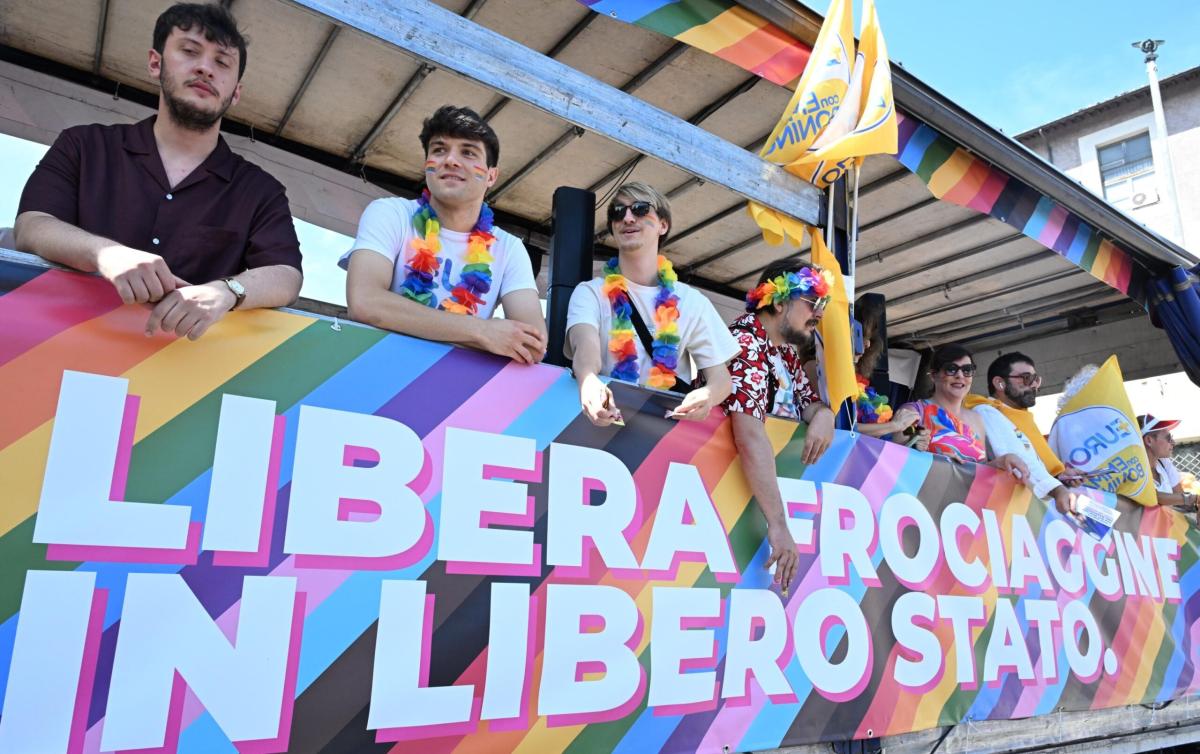 Pride a Roma, i cartelli più divertenti. Molti dedicati a Papa Francesco: “La frociaggine non sarà mai troppa” | VIDEO