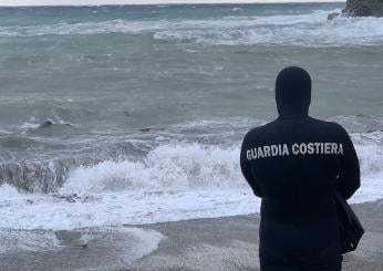 Tragedia a Rimini, giovane asiatico trovato morto in mare al bagno 142, giallo sulle cause