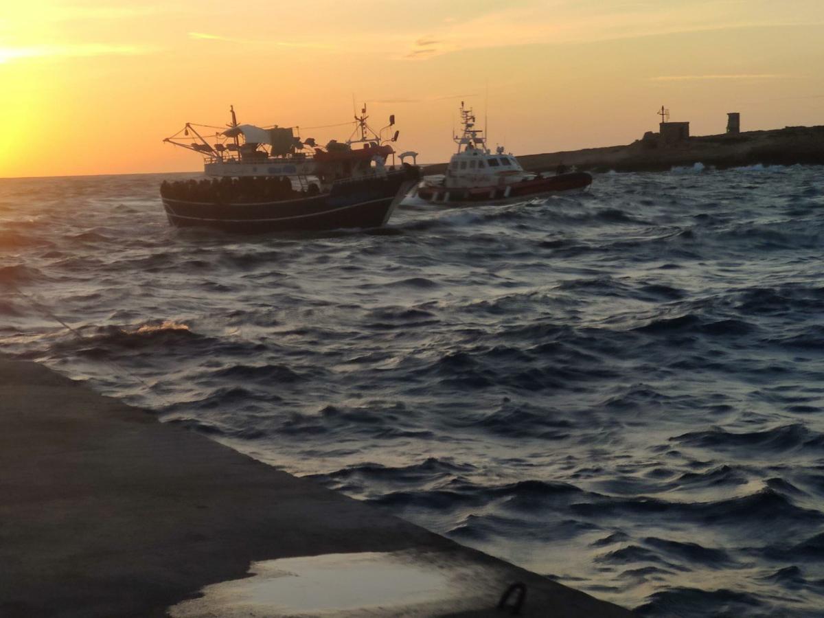 Gli sbarchi a Lampedusa non si fermano neanche a Natale, arrivati 2…