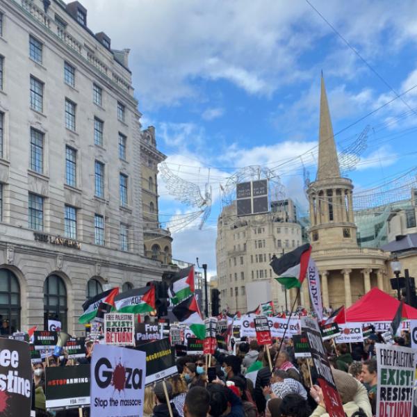 Londra, manifestazione a favore della Palestina: migliaia di persone sotto la sede della BBC