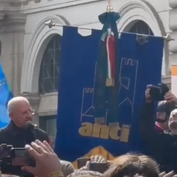 Autonomia differenziata, i sindaci del Sud in piazza a Roma con De Luca. Il presidente della Regione Campania: “Siamo per l’unità d’Italia”. Tensioni con la polizia | VIDEO