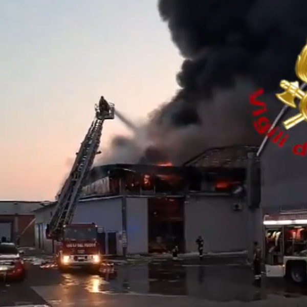 Maxi incendio in un capannone di rifiuti plastici a Reggio Emilia: nube tossica e fumo nero a Cadelbosco. Com’è la situazione adesso | VIDEO