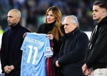 Sinisa Mihajlovic tra le leggende del Tour dello Stadio Olimpico. Lazio e Roma donano due maglie