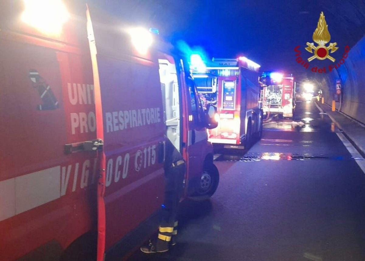 Lecco, incidente a Colico nel pomeriggio: auto finisce nel lago, un morto e due feriti