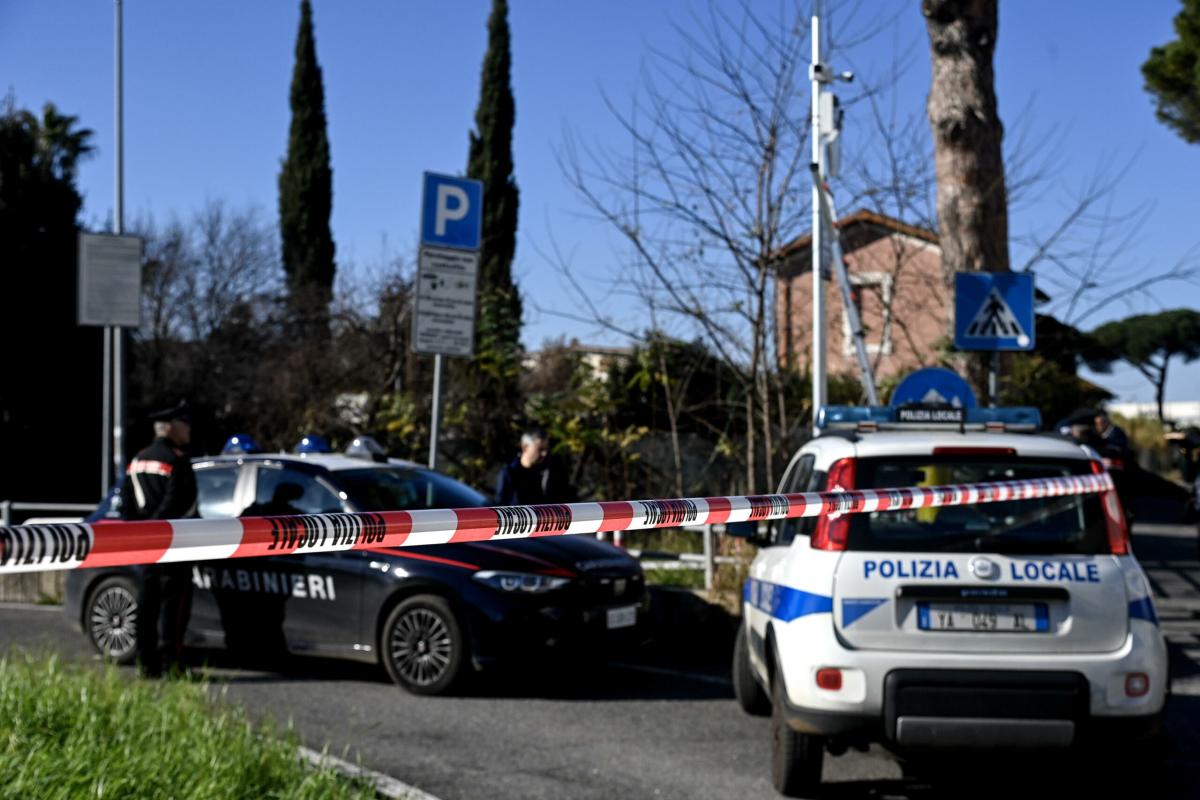 Roma, aggredisce la fidanzata che si getta poi da una finestra: arrestato un 54enne